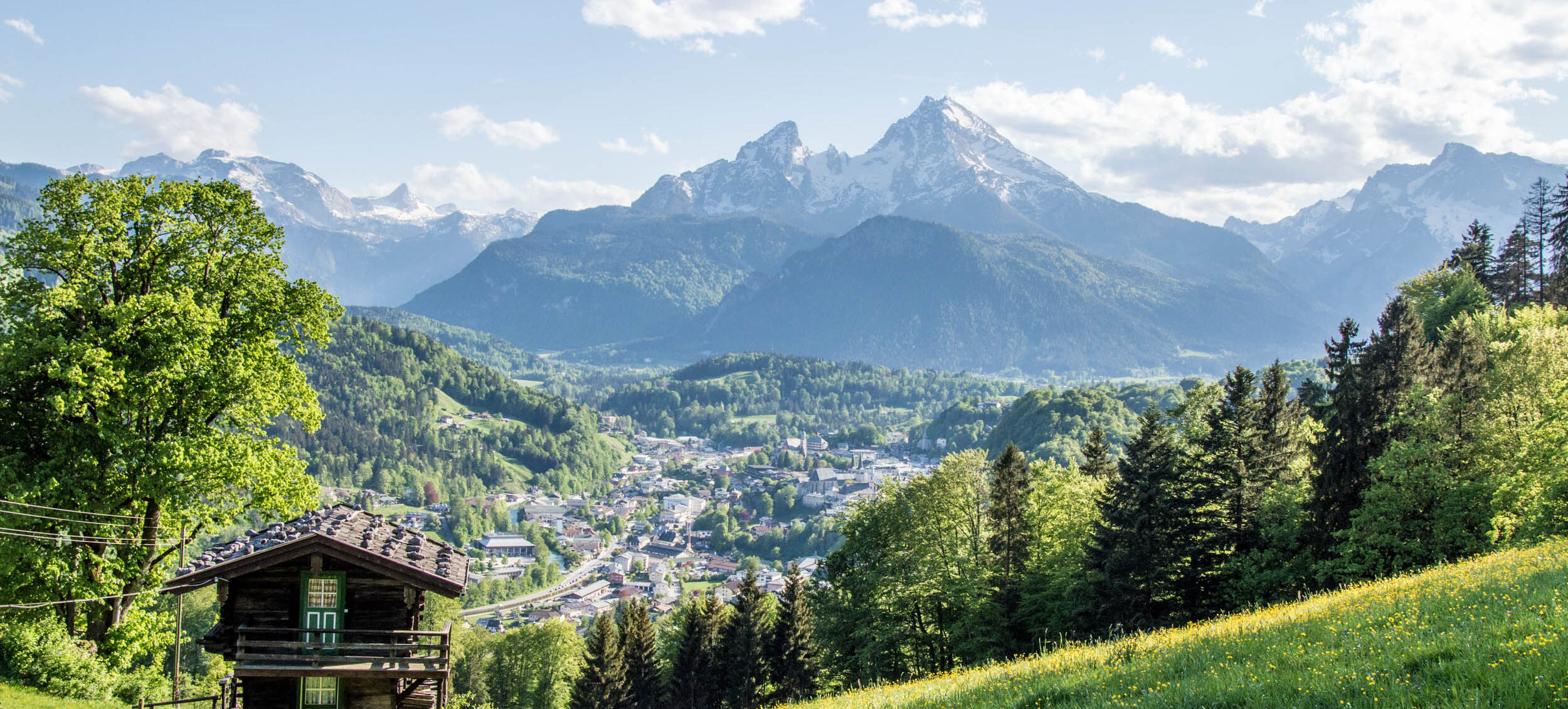 Ausblick vom Hausknechtlehen über den Markt Berchtesgaden zum Watzmann im Frühling