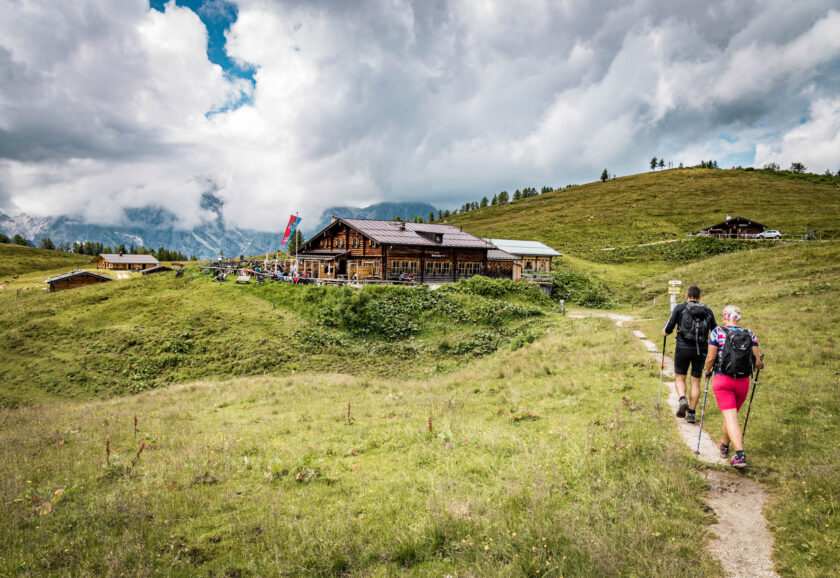 Wanderer auf dem Weg zur Gotzenalm