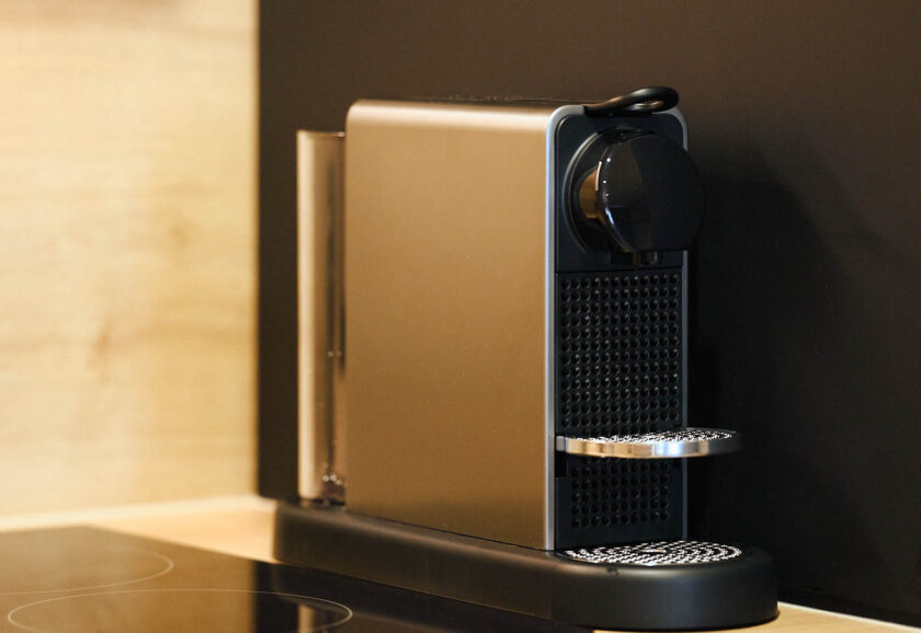 Nespressomaschine in Silber im Neumeier Apartment